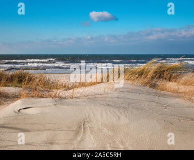 Île de Hiddensee, au large de la côte de la mer Baltique de l'Allemagne du Nord, en septembre. Image panoramique de l'île plage principale via station dunes sur un vent arrière Banque D'Images