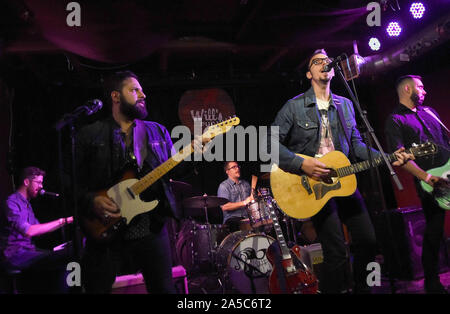 Adam Bock, Jonathan Bonilla, Andrew Zehnal Montali, Mike et Chris Urriola effectuer avec l'Hollis Brown à volonté's Pub. Banque D'Images