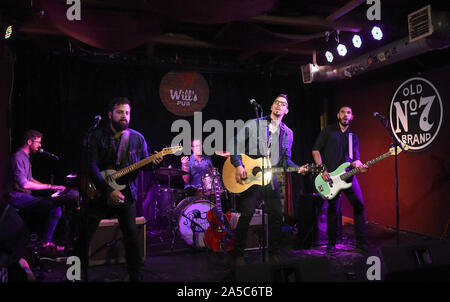 Adam Bock, Jonathan Bonilla, Andrew Zehnal Montali, Mike et Chris Urriola effectuer avec l'Hollis Brown à volonté's Pub. Banque D'Images