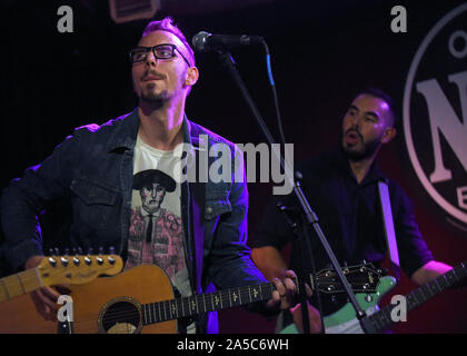 Mike Montali et Chris Urriola effectuer avec l'Hollis Brown à volonté's Pub. Banque D'Images