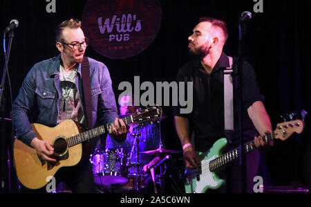 Mike Montali, Andrew Zehnal et Chris Urriola effectuer avec l'Hollis Brown à volonté's Pub. Banque D'Images