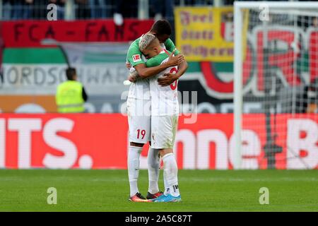Augsburg, Allemagne. 19 Oct, 2019. firo : 19.10.2019, Fuvuball, 1.Bundesliga, la saison 2019/2020, le FC Augsburg - FC Bayern Munich, Felix, Uduokhai Philipp Max, FC Augsburg, FCA, Augsbourg, plein la figure, le geste, la jubilation, jubilation finale, hug, | Conditions de crédit dans le monde entier : dpa/Alamy Live News Banque D'Images