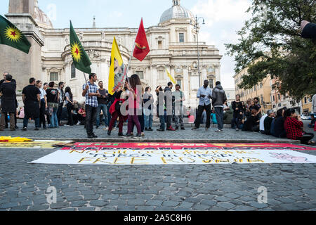 Rome, Italie. 19 Oct, 2019. Démonstration avec le slogan "Rome ne lie' appelé par les mouvements, les associations, les comités sont descendus dans la rue pour contester le chef de la Ligue Matteo Salvini et l'actuel gouvernement et à exiger l'abolition de l'ensembles de sécurité au cours des dernières années à Rome, Italie. (Photo par Andrea Ronchini/Pacific Press) Credit : Pacific Press Agency/Alamy Live News Banque D'Images