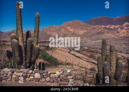 Voir l'encadré sur les ruines d 'Pucará de Tilcara', dans San Rafael, Jujuy, Argentine. Maimará peut être vu dans l'arrière-plan. Banque D'Images