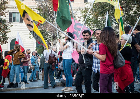 Rome, Italie. 19 Oct, 2019. Démonstration avec le slogan "Rome ne lie' appelé par les mouvements, les associations, les comités sont descendus dans la rue pour contester le chef de la Ligue Matteo Salvini et l'actuel gouvernement et à exiger l'abolition de l'ensembles de sécurité au cours des dernières années à Rome, Italie. (Photo par Andrea Ronchini/Pacific Press) Credit : Pacific Press Agency/Alamy Live News Banque D'Images