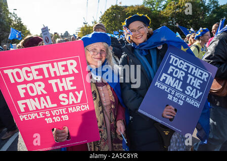 Londres, Royaume-Uni, 19 Oct 2019. Vote des peuples Mars. Alors que le Parlement a débattu de l'entente négociée par PM Boris Johnson avec l'UE des centaines de milliers de manifestants ont défilé du Brexit Park Lane à la place du Parlement. Sur la photo, deux femmes maintenant l'ensemble des marcheurs pour le dernier mot peuples voter des pancartes. Crédit : Stephen Bell/Alamy Banque D'Images