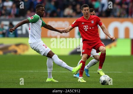 Augsburg, Allemagne. 19 Oct, 2019. firo : 19.10.2019, Fuvuball, 1.Bundesliga, la saison 2019/2020, le FC Augsburg - FC Bayern Munich 2 : 2, Felix Uduokhai, FC Augsburg, FCA, Augsburg, Robert Lewandowski, FC Bayern Munich, FCB, Bayern, Munich, figure d'ensemble, des duels, l'utilisation dans le monde entier | Credit : dpa/Alamy Live News Banque D'Images