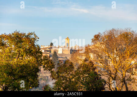 Spoleto en Ombrie, Italie. Vue sur le clocher de l'église de 'Sant'Eufemia" et de la ville médiévale des collines qui l'entourent. Banque D'Images