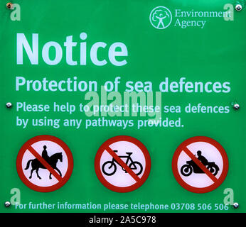 Agence de l'environnement, avis, avertissement, de défense de la mer, de la protection, signe, côte de la mer du Nord, Thornham, Norfolk, England, UK, côtières Banque D'Images