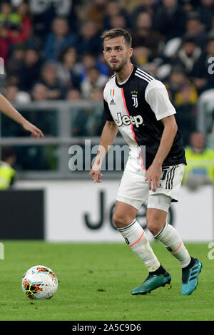 Allianz Stadium, Turin, Italie. 19 Oct, 2019. Football Serie A, la Juventus et Bologne ; Code Pjanic de la Juventus sur la balle - usage éditorial : Action Crédit Plus Sport/Alamy Live News Banque D'Images