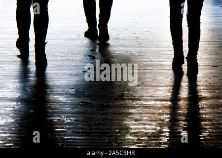 Silhouette d'une ombre floue personnes marchant dans la nuit, détail des jambes Banque D'Images