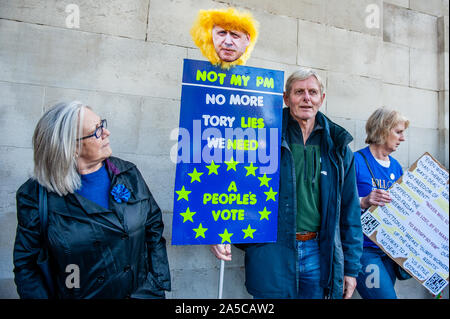 Un homme est vu holding a placard pendant la manifestation.quelques jours avant le Brexit devient une réalité, l'une des plus grandes manifestations publiques de l'histoire de la Grande-Bretagne a eu lieu à Londres. Plus d'un million de personnes ont participé en masse à l'extérieur du parlement pour délivrer un message fort et clair pour le gouvernement et les députés qu'ils doivent faire confiance à la population, Boris Johnson, pas de résoudre le Brexit crise. À la place du Parlement, des discours ont été donnés par des politiciens de tous les partis et les voix de célébrités qui soutiennent un vote du peuple. Banque D'Images