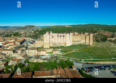 Panorama de l'antenne de Siguenza castle hotel parador et ville avec ciel bleu en Espagne Banque D'Images