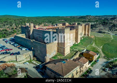 Panorama de l'antenne de Siguenza castle hotel parador et ville avec ciel bleu en Espagne Banque D'Images