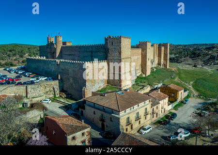 Panorama de l'antenne de Siguenza castle hotel parador et ville avec ciel bleu en Espagne Banque D'Images