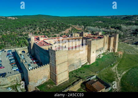 Panorama de l'antenne de Siguenza castle hotel parador et ville avec ciel bleu en Espagne Banque D'Images