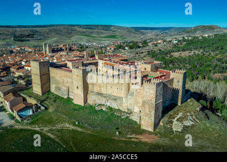 Panorama de l'antenne de Siguenza castle hotel parador et ville avec ciel bleu en Espagne Banque D'Images