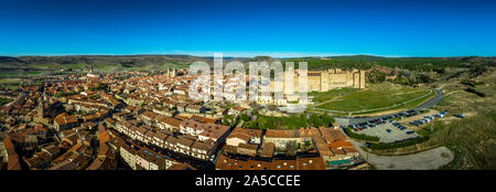 Panorama de l'antenne de Siguenza castle hotel parador et ville avec ciel bleu en Espagne Banque D'Images