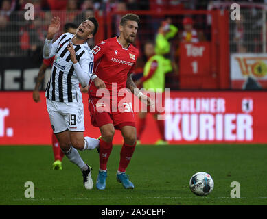 Berlin, Allemagne. 19 Oct, 2019. Soccer : Bundesliga, 1er FC Union Berlin - SC Freiburg, 8e journée dans le stade An der alten Försterei situé. Robert Andrich (r) de l'Union européenne à l'encontre de Janik Haberer de Freiburg. Credit : Monika Skolimowska/dpa-Zentralbild/DPA - NOTE IMPORTANTE : en conformité avec les exigences de la DFL Deutsche Fußball Liga ou la DFB Deutscher Fußball-Bund, il est interdit d'utiliser ou avoir utilisé des photographies prises dans le stade et/ou la correspondance dans la séquence sous forme d'images et/ou vidéo-comme des séquences de photos./dpa/Alamy Live News Banque D'Images