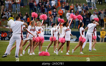 Charlottesville, Virginia, USA. 19 Oct, 2019. Virginie cheerleaders feu jusqu'à la foule au cours de NCAA football match entre l'Université de Virginia Cavaliers et le Duke Blue Devils à Scott Stadium à Charlottesville, Virginie. Justin Cooper/CSM/Alamy Live News Banque D'Images