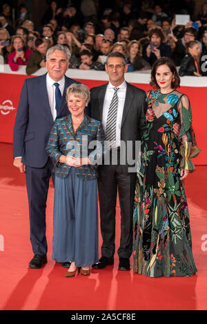 Rome, Italie. 19 Oct, 2019. (L-R) Jim Carter, Imelda Staunton, Michael Engler et Michelle Dockery assiste à la ''Downton Abbey'' tapis rouge lors de la 14ème Festival du Film de Rome. Credit : Gennaro Leonardi/Alamy Live News Banque D'Images