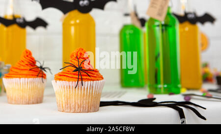 La composition créative de Halloween cupcakes et des boissons saines Banque D'Images