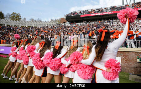 Charlottesville, Virginia, USA. 19 Oct, 2019. Virginie cheerleaders mener la foule dans la chanson au cours de Virginia lutte NCAA football match entre l'Université de Virginia Cavaliers et le Duke Blue Devils à Scott Stadium à Charlottesville, Virginie. Justin Cooper/CSM/Alamy Live News Banque D'Images