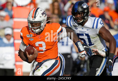 Charlottesville, Virginia, USA. 19 Oct, 2019. Virginia Cavaliers QB # 3 Perkins Bryce s'exécute avec le ballon lors de NCAA football match entre l'Université de Virginia Cavaliers et le Duke Blue Devils à Scott Stadium à Charlottesville, Virginie. Justin Cooper/CSM/Alamy Live News Banque D'Images