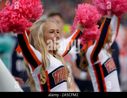 Charlottesville, Virginia, USA. 19 Oct, 2019. Une meneuse Virginie effectue au cours de NCAA football match entre l'Université de Virginia Cavaliers et le Duke Blue Devils à Scott Stadium à Charlottesville, Virginie. Justin Cooper/CSM/Alamy Live News Banque D'Images