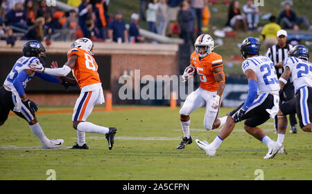 Charlottesville, Virginia, USA. 19 Oct, 2019. Virginia Cavaliers CT # 5 Lamont Atkins s'exécute avec le ballon lors de NCAA football match entre l'Université de Virginia Cavaliers et le Duke Blue Devils à Scott Stadium à Charlottesville, Virginie. Justin Cooper/CSM/Alamy Live News Banque D'Images