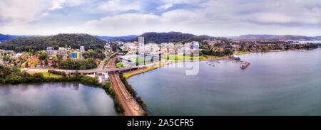 Ville régionale Gosford NSW australien sur la côte centrale de l'océan Pacifique dans une vallée entre les collines à l'intersection de l'autoroute de la côte centrale un Banque D'Images