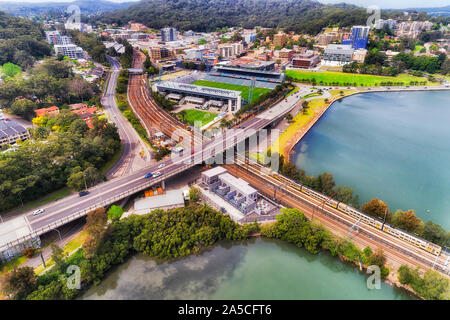 Gosford ville de la CDB sur la côte centrale de l'Australie autour de gare et de l'intersection de Central Coast et le chemin de fer à bord de l'eau de Brisbane wa Banque D'Images