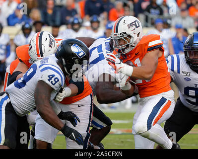 Charlottesville, Virginia, USA. 19 Oct, 2019. Virginia Cavaliers CT # 21 Wayne Taulapapa s'exécute avec le ballon lors de NCAA football match entre l'Université de Virginia Cavaliers et le Duke Blue Devils à Scott Stadium à Charlottesville, Virginie. Justin Cooper/CSM/Alamy Live News Banque D'Images