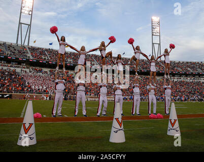 Charlottesville, Virginia, USA. 19 Oct, 2019. Virginie cheerleaders effectuer lors de NCAA football match entre l'Université de Virginia Cavaliers et le Duke Blue Devils à Scott Stadium à Charlottesville, Virginie. Justin Cooper/CSM/Alamy Live News Banque D'Images