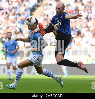 Rome, Italie. 19 Oct, 2019. Atalanta Andrea Masiello (R) rivalise avec la Lazio Joaquin Correa durant leur saison 2019-2020 en Serie A match à Rome, Italie, le 19 octobre 2019. Credit : Alberto Lingria/Xinhua/Alamy Live News Banque D'Images