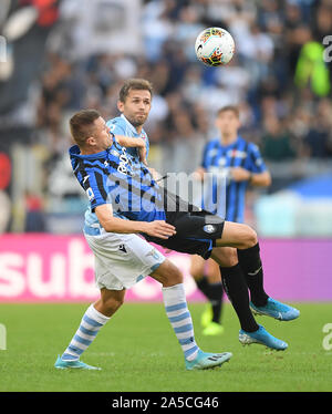 Rome, Italie. 19 Oct, 2019. Atalanta Josip Ilicic (avant) le dispute à la Lazio Senad Lulic durant leur saison 2019-2020 en Serie A match à Rome, Italie, le 19 octobre 2019. Credit : Alberto Lingria/Xinhua/Alamy Live News Banque D'Images