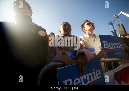 New York City, United States. 19 Oct, 2019. Partisans int il foule écouter comme candidat démocratique Sen. Bernie Sanders parle sur scène lors d'un Bernie's Back rassemblement à Queens, NY, le 19 octobre 2019. À l'événement pleins pour Ocasio-Cortez Rép. Alexandria annonce son soutien pour le sénateur du Vermont. Credit : OOgImages/Alamy Live News Banque D'Images