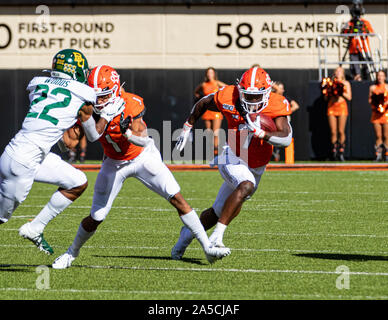 Stillwater, Oklahoma, USA. 19 Oct, 2019. Oklahoma State Cowboys tournant retour LD Brown (7) se précipite le football pour un premier état de l'Oklahoma vers le bas pendant le jeu le Samedi, Octobre 19, 2019 à Boone Pickens Stadium à Stillwater, Oklahoma. Credit : Nicholas Rutledge/ZUMA/Alamy Fil Live News Banque D'Images