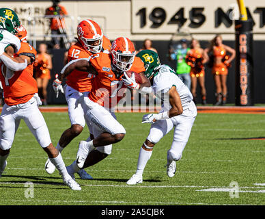 Stillwater, Oklahoma, USA. 19 Oct, 2019. Oklahoma State Cowboys tournant retour LD Brown (7) porte le foot pendant le jeu le Samedi, Octobre 19, 2019 à Boone Pickens Stadium à Stillwater, Oklahoma. Credit : Nicholas Rutledge/ZUMA/Alamy Fil Live News Banque D'Images