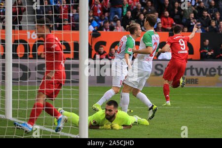 Augsburg, Allemagne. 19 Oct, 2019. Robert Lewandowski (1e R) du Bayern Munich fête marquant pendant une saison 2019-2020 Bundesliga match entre FC Augsburg et FC Bayern Munich à Augsbourg, Allemagne, le 19 octobre 2019. Crédit : Philippe Ruiz/Xinhua/Alamy Live News Banque D'Images