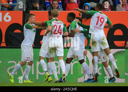 Augsburg, Allemagne. 19 Oct, 2019. Les joueurs d'Augsbourg célébrer marquant au cours d'une saison 2019-2020 Bundesliga match entre FC Augsburg et FC Bayern Munich à Augsbourg, Allemagne, le 19 octobre 2019. Crédit : Philippe Ruiz/Xinhua/Alamy Live News Banque D'Images