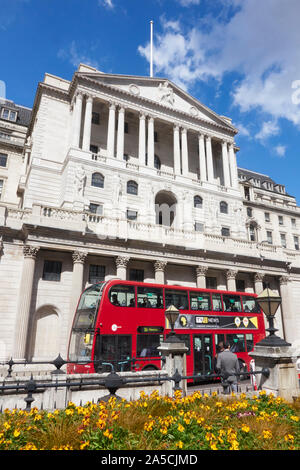 London bus rouge passant la banque d'Angleterre, Threadneedle Street, City of London, le quartier financier, England, UK Banque D'Images