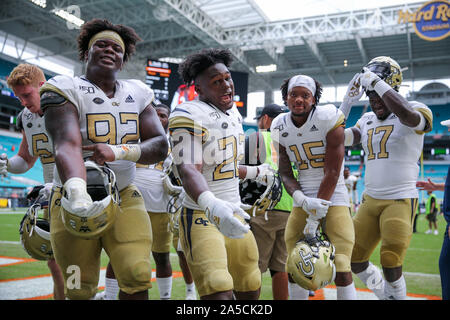 19 octobre 2019 : Georgia Tech Yellow Jackets joueurs de football pose devant l'appareil photo après avoir battu les Hurricanes de Miami au cours d'un match de football collégial au Hard Rock Stadium de Miami Gardens, en Floride. Georgia Tech a gagné 28-21 en prolongation. Mario Houben/CSM Banque D'Images