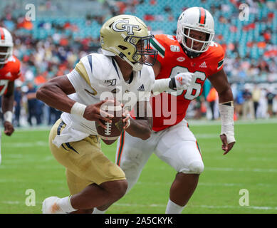 19 octobre 2019 : Georgia Tech Yellow Jackets quarterback James Graham (4) s'exécute avec le ballon lors d'un match de football contre le collège Les ouragans à Miami le Hard Rock Stadium de Miami Gardens, en Floride. Georgia Tech a gagné 28-21 en prolongation. Mario Houben/CSM Banque D'Images