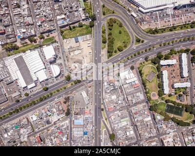Vue aérienne d'un paysage d'une ville avec beaucoup d'autoroutes, de bâtiments et de transports Banque D'Images