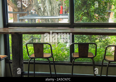 Tables et chaises en bois Banque D'Images