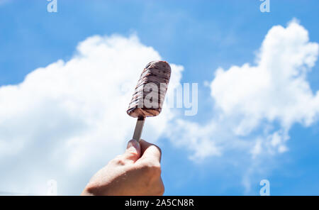 Barres de crème glacée, chocolat, avec un ciel clair Banque D'Images