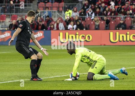 Toronto, Ontario, Canada. 19 Oct, 2019. Joueur de rock de Toronto Rob Marshall (14) essaie de voler l'ball Crédit : Angel Marchini/ZUMA/Alamy Fil Live News Banque D'Images
