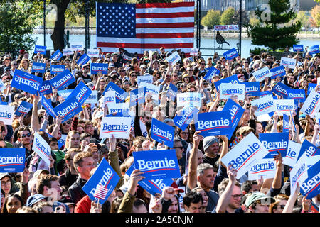 New York, États-Unis, 19 octobre 2019. Les partisans du sénateur Bernie Sanders attendent le début d'un rassemblement électoral dans le Queens, New York. Ocasio-Cortez 2020 Alexandrie représentant a appuyé le candidat démocrate Sanders dans son premier rallye après avoir subi une crise cardiaque. Credit : Enrique Shore/Alamy Live News Banque D'Images