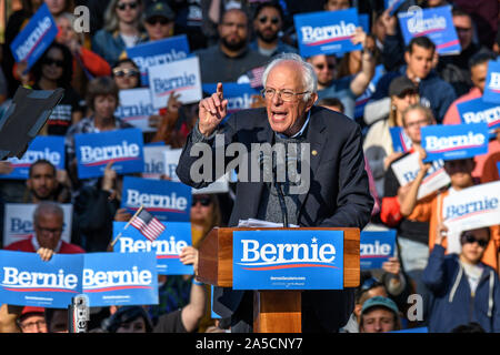 New York, États-Unis, 19 octobre 2019. Le sénateur Bernie Sanders traite d'un rassemblement électoral dans le Queens, New York. Ocasio-Cortez 2020 Alexandrie représentant a appuyé le candidat démocrate Sanders dans son premier rallye après avoir subi une crise cardiaque. Credit : Enrique Shore/Alamy Live News Banque D'Images